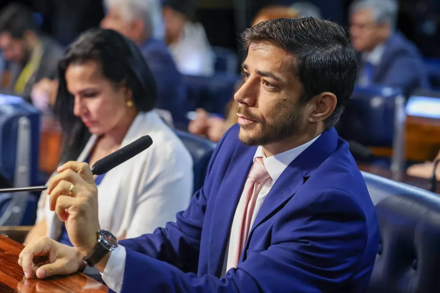 O Dr. Victor Hugo Passos Ferreira fala ao microfone, à bancada, com a Dra. Ivone Duque ao lado.